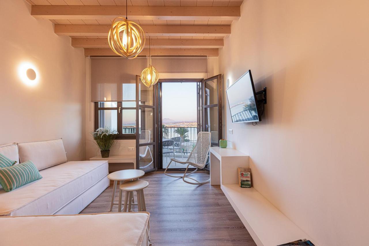V77 Seafront Suites 罗希姆诺 外观 照片