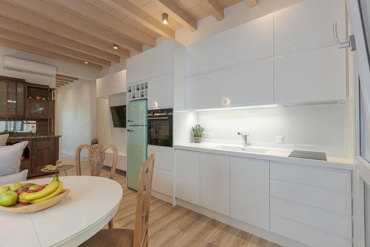 V77 Seafront Suites 罗希姆诺 外观 照片