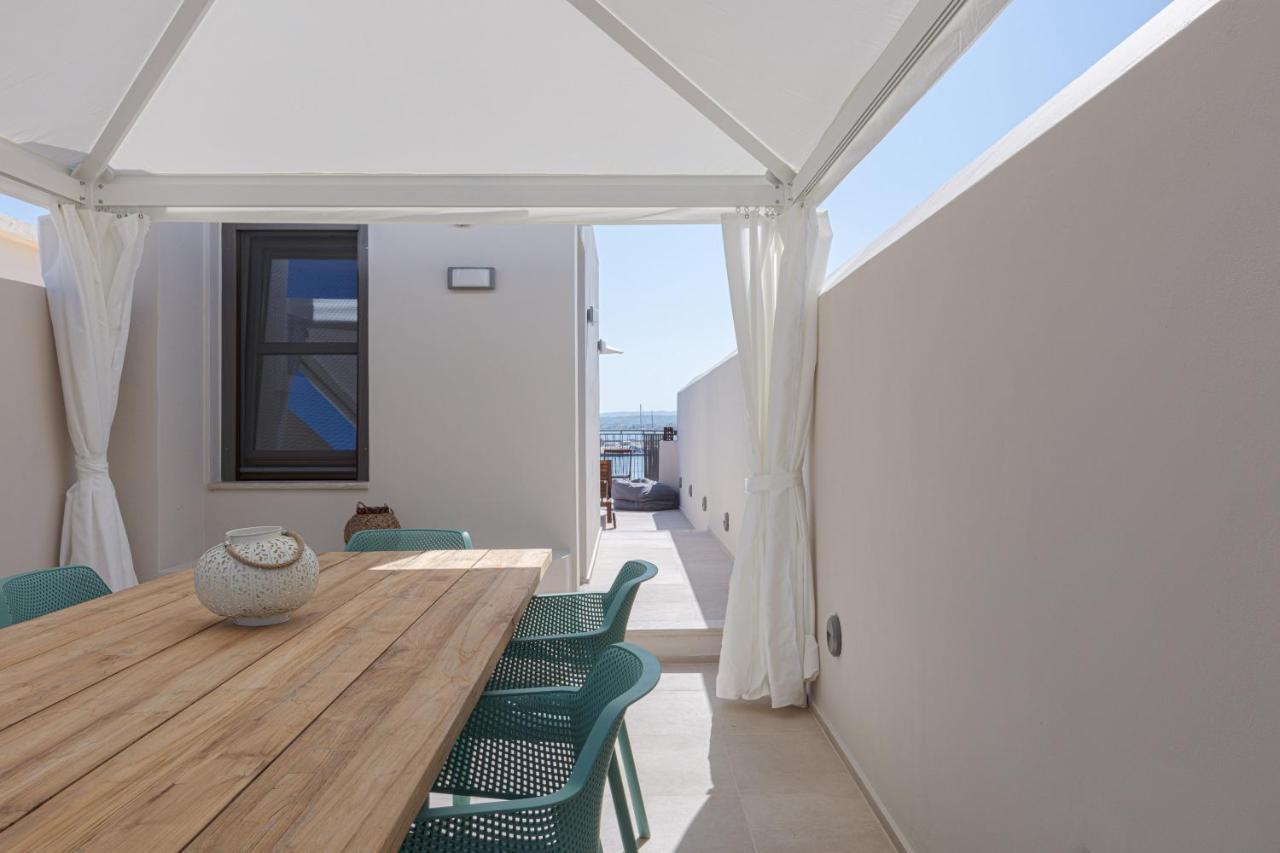 V77 Seafront Suites 罗希姆诺 外观 照片