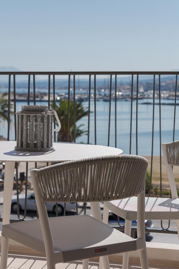 V77 Seafront Suites 罗希姆诺 外观 照片