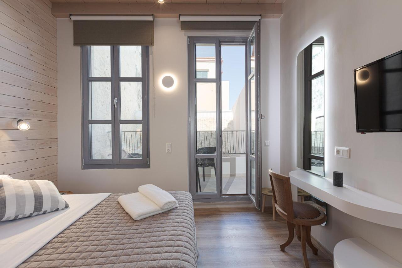 V77 Seafront Suites 罗希姆诺 外观 照片