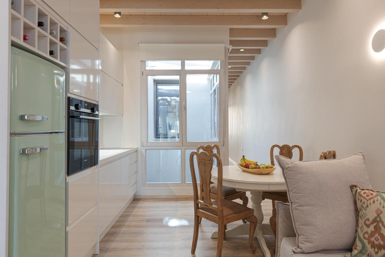 V77 Seafront Suites 罗希姆诺 外观 照片