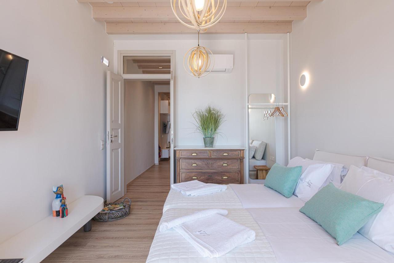 V77 Seafront Suites 罗希姆诺 外观 照片