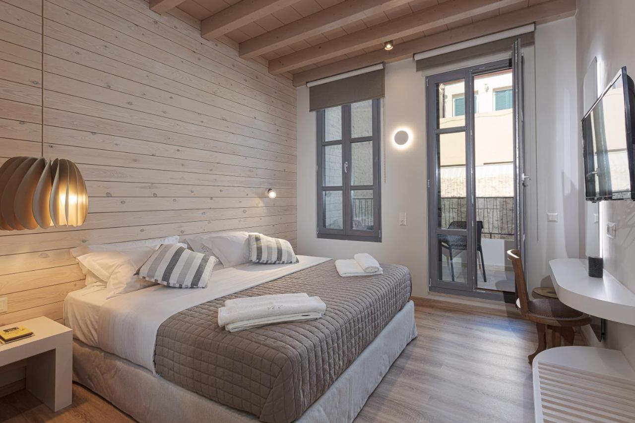 V77 Seafront Suites 罗希姆诺 外观 照片