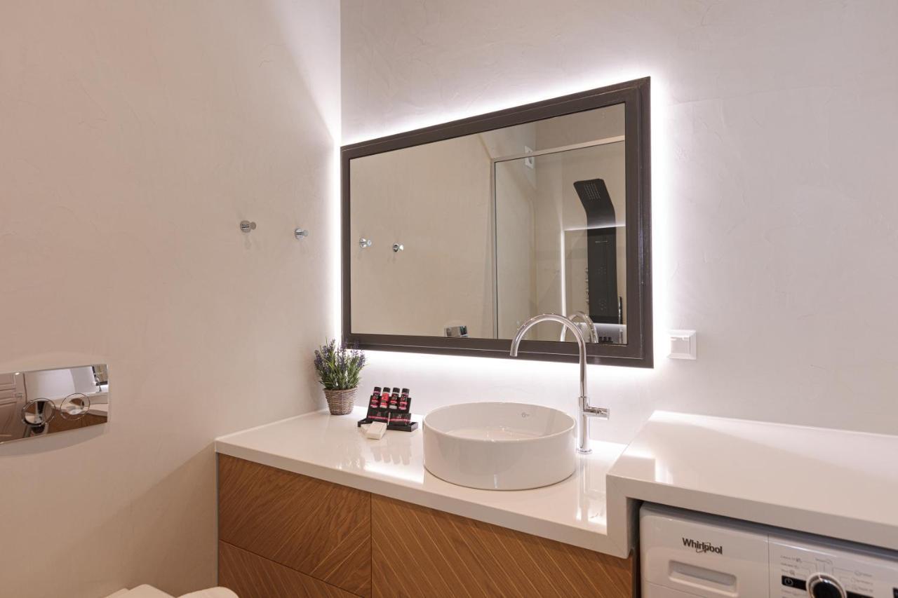 V77 Seafront Suites 罗希姆诺 外观 照片