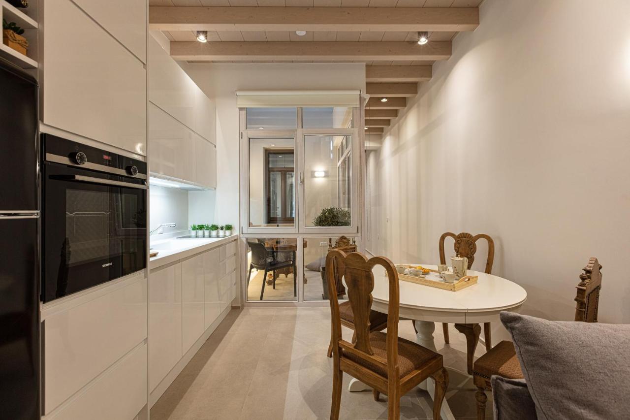 V77 Seafront Suites 罗希姆诺 外观 照片