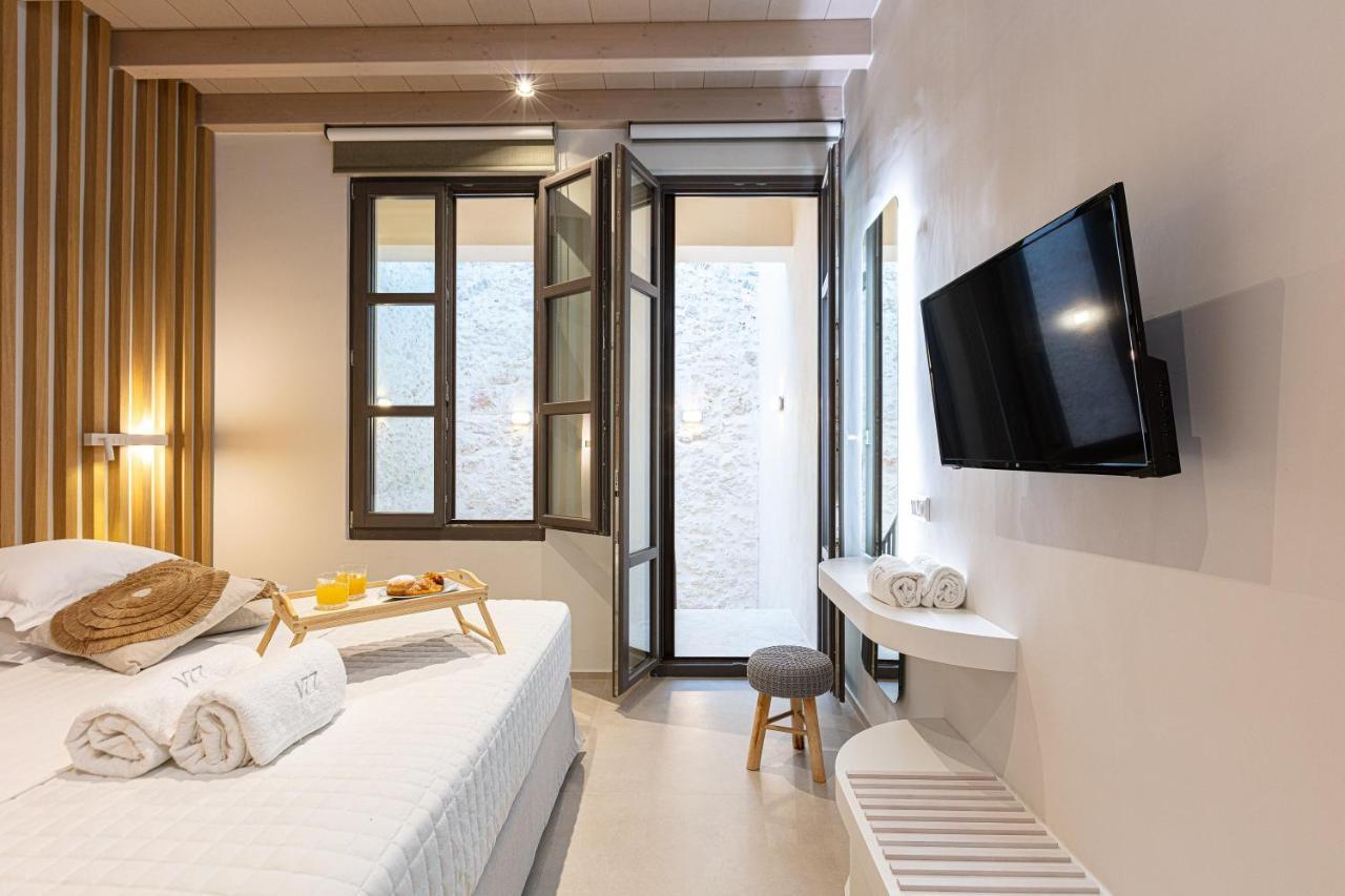 V77 Seafront Suites 罗希姆诺 外观 照片