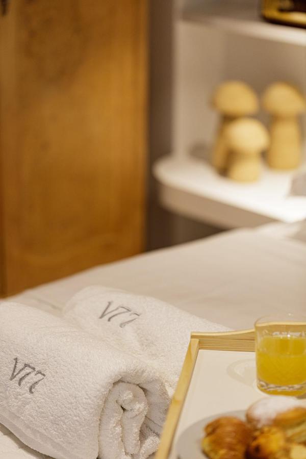 V77 Seafront Suites 罗希姆诺 外观 照片