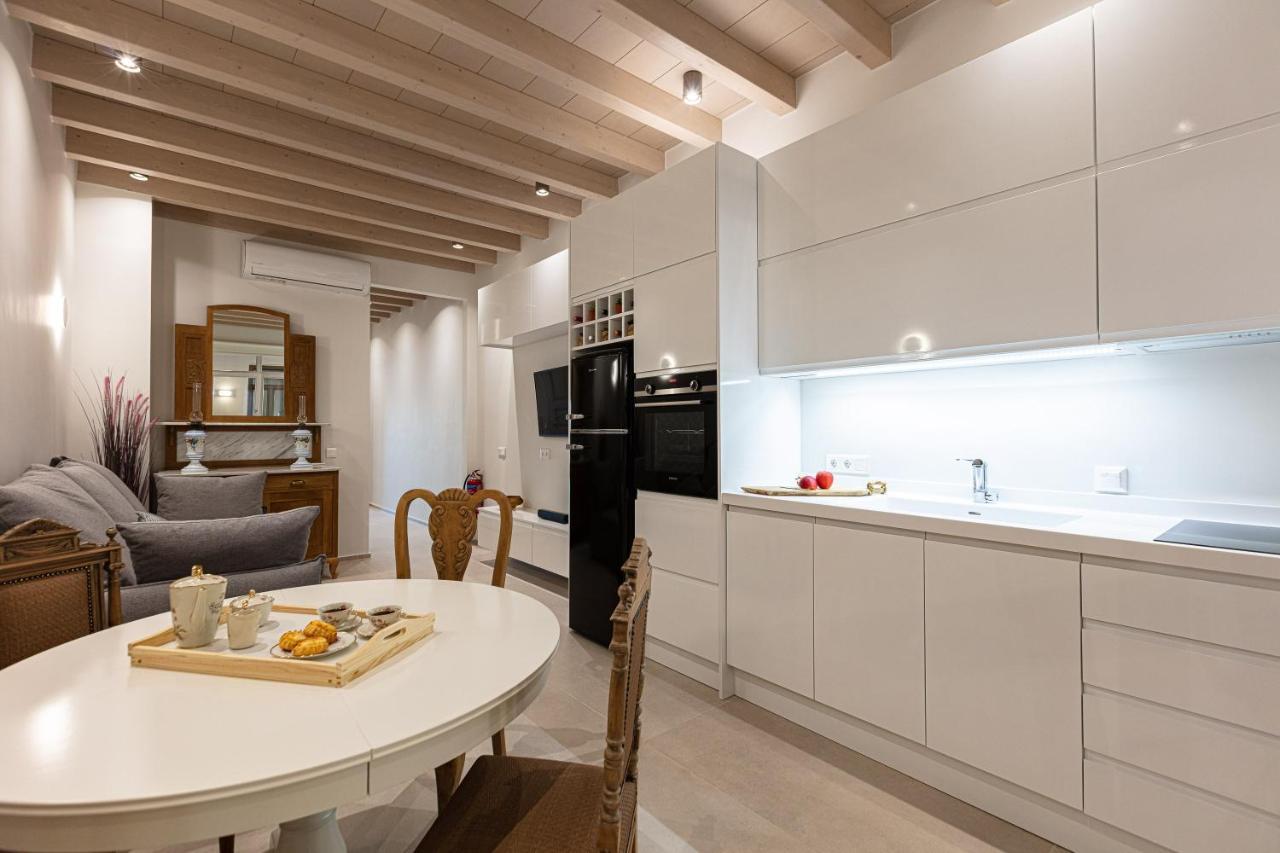 V77 Seafront Suites 罗希姆诺 外观 照片