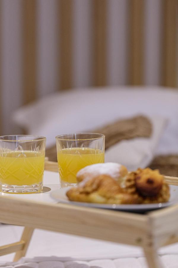 V77 Seafront Suites 罗希姆诺 外观 照片