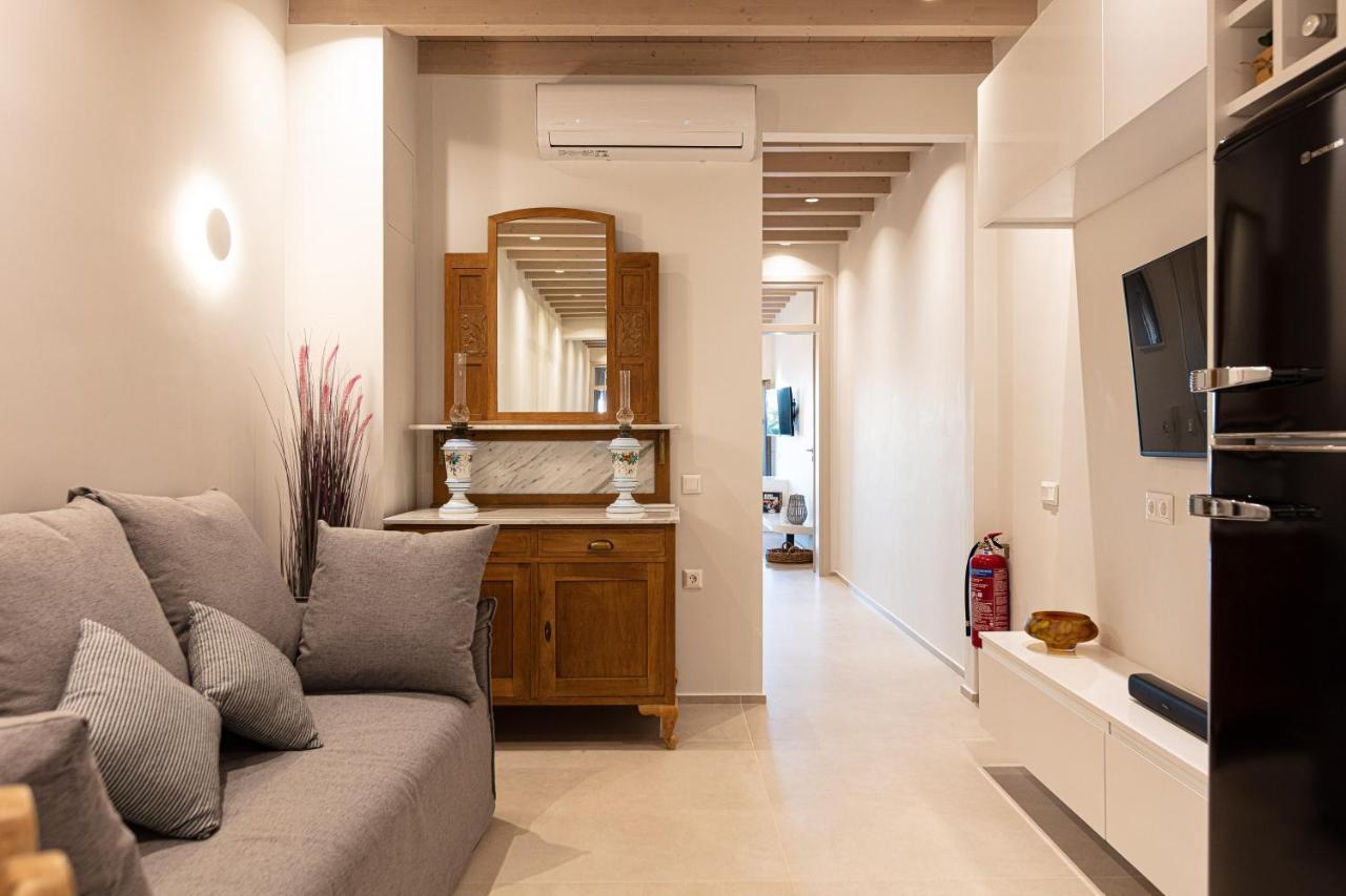 V77 Seafront Suites 罗希姆诺 外观 照片