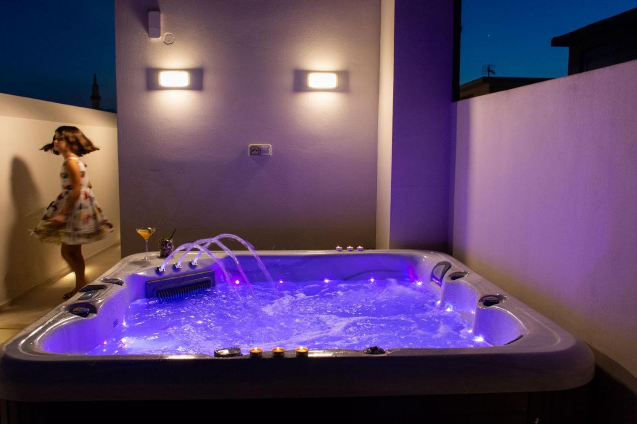 V77 Seafront Suites 罗希姆诺 外观 照片