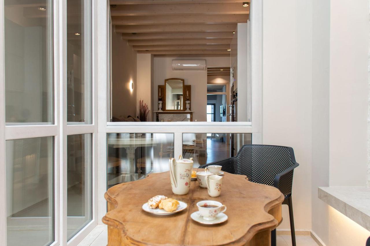 V77 Seafront Suites 罗希姆诺 外观 照片