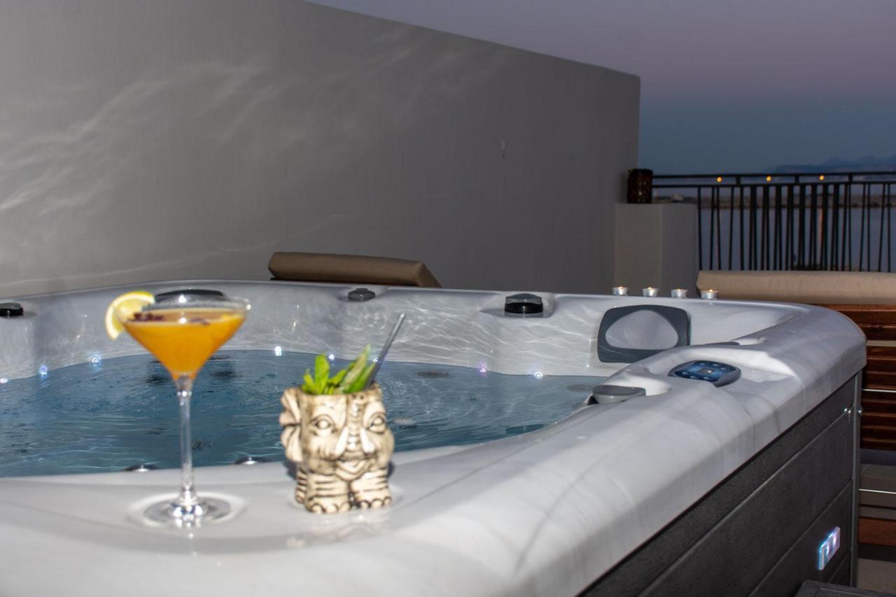 V77 Seafront Suites 罗希姆诺 外观 照片